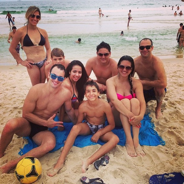 Daniele Hypólito, Diego Hypólito, primos e irmãos na praia (Foto: Instagram / Reprodução)