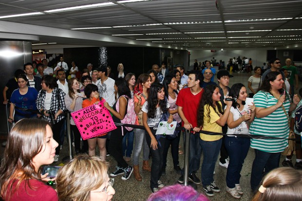 Fãs esperam a cantora coreana Ailee desembarcar  (Foto: Manuela Scarpa / Foto Rio News)