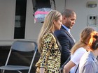 Jennifer Lopez exibe novamente seu corpaço em saia curtinha 