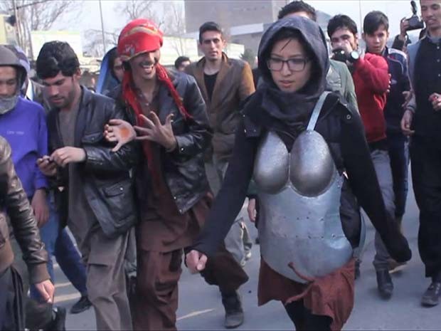 Kubra Khademi fez performance nas ruas de Cabul para chamar atenção para o assédio sexual enfrentado pelas mulheres (Foto: BBC)