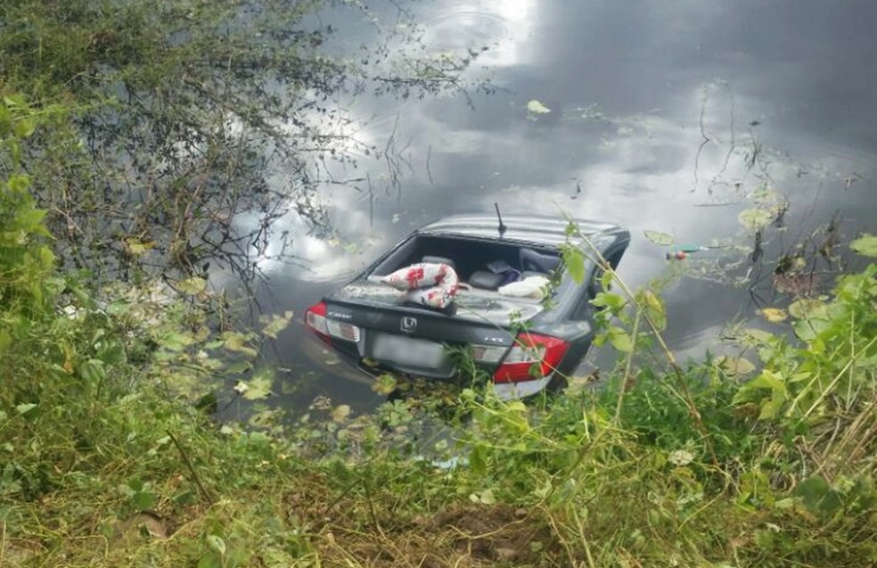 Honda Civic ficou quase totalmente submerso  (Foto: Diego Moicano/CG na Mídia)