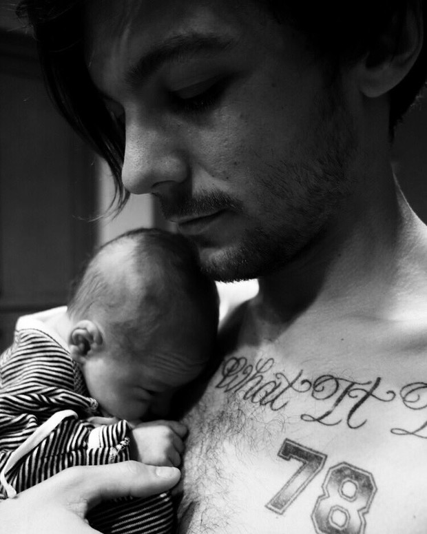 Louis Tomlinson com o filho recém-nascido (Foto: Twitter/ Reprodução)