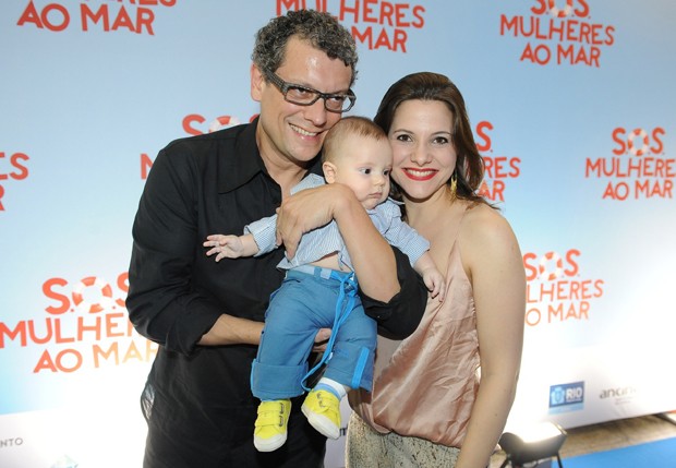 Marcello Airoldi com a mulher, Carolina Parra e o filho do casal, Dante (Foto: Francisco Cepeda e Léo Franco/AgNews)