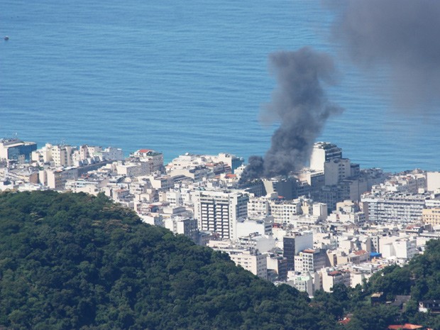 Bombeiros combatem incêndio em Copacabana, nesta segunda-feira  (Foto: Marcos Estrella/TV Globo)