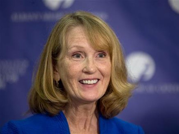 A enfermeira Susan Berger fala com jornalistas durante seu encontro com Amanda Scarpinati, na sala de conferências do Albany Medical Center, na terça (29) (Foto: AP Photo/Mike Groll)