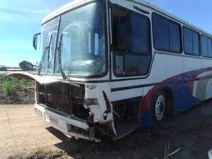 Motorista do ônibus afirmou à polícia que não teve culpa no acidente. (Foto: Célio Ribeiro / Roteiro Notícias)