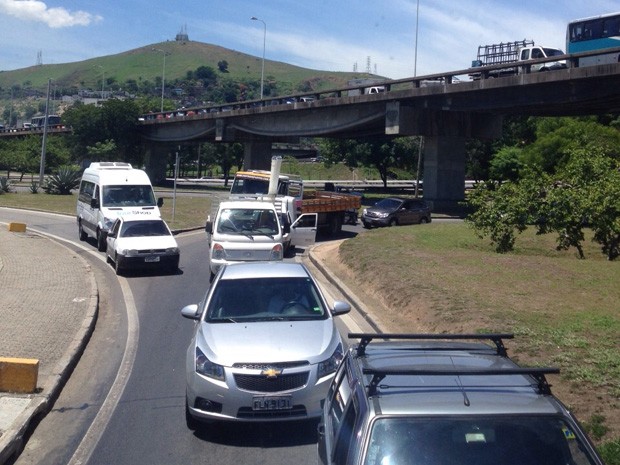 Motoristas estão presos em engarrafamento no acesso à Ponte Rio-Niterói, sentido Niterói. (Foto: Mateus Almeida/ EGO) Motoristas estão presos em engarrafamento no acesso à Ponte Rio-Niterói, sentido Niterói. (Foto: Mateus Almeida/ EGO)
