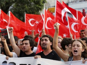 Manifestantes na praça Taksim, em Istambul, durante protesto em 29 de junho (Foto: Reuters)