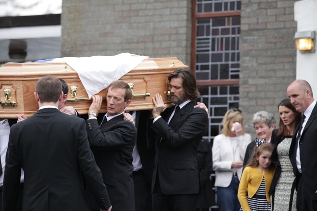 Jim Carrey carrega o caixão de sua ex-namorada, Cathriona White (Foto: Getty Images)