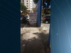 Pedestre flagra placa impedindo a circulação em calçada, em Goiânia
