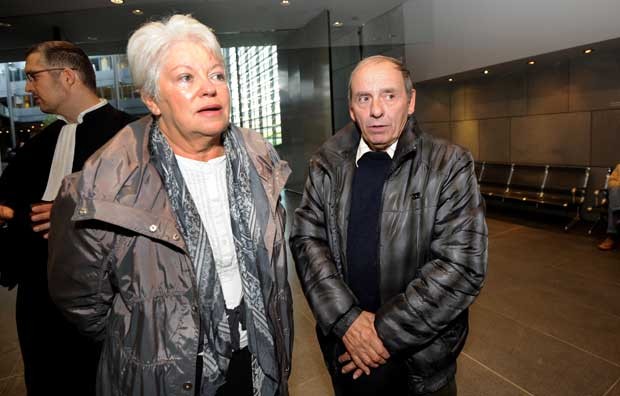 Bernarde e Marie-Therese Brun, pais de Sebastien Brun, encontrado morto em 2008, vão ao tribunal nesta segunda-feira (15) (Foto: AFP)
