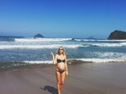 Kelly Gisch, namorada de Cesar Cielo, posa com barrigão em praia