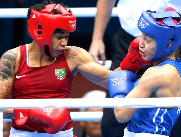 Adriana Araújo na luta de boxe contra Sofya Ochigava (Foto: Reuters)
