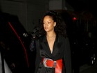 Rihanna chama atenção com cinto estilo Papai Noel em jantar