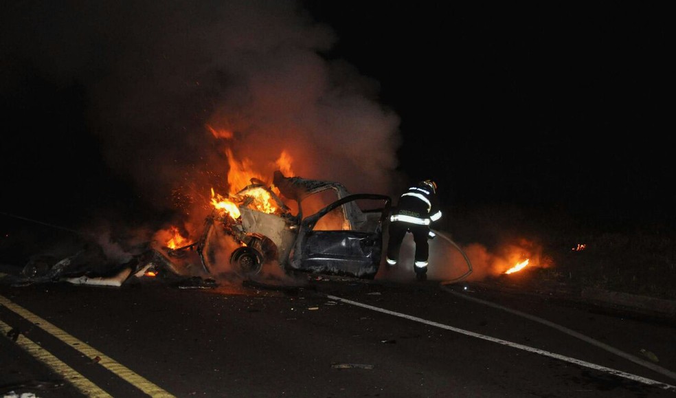 Passageiro, de 66 anos, não conseguiu deixar o carro e morreu no local (Foto: Cristiano Nascimento/Cedida)