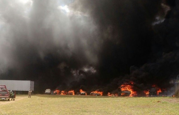 Incêndio destrói cerca de 150 carros no pátio da Receita Federal, em Goiás 2 (Foto: Divulgação/Corpo de Bombeiros)