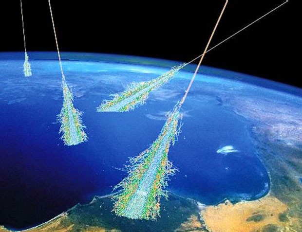 Os raios cósmicos se chocam contra a atmosfera terrestre e suas partículas viajam na velocidade da luz (Foto: BBC/Nasa)