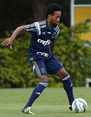 Marcelo Oliveira confirma Zé Roberto na ala, mas mantém dúvida no ataque