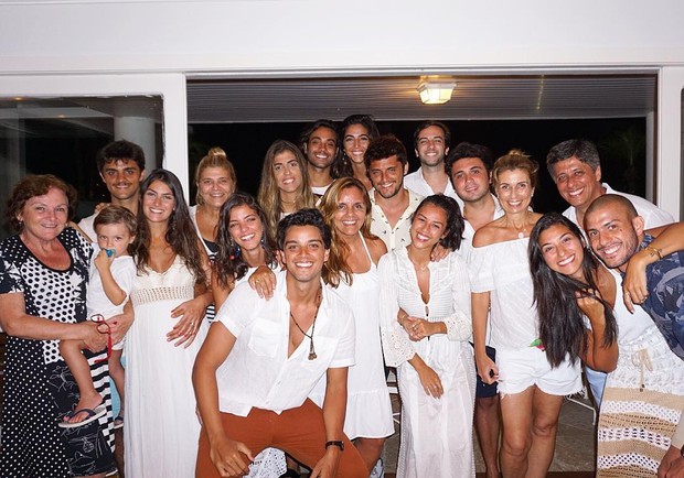 Bruno Gissoni, Yanna Lavigne, Felipe Simas, Mariana Uhlmann e Rodrgio Simas com amigos (Foto: Reprodução/Instagram)