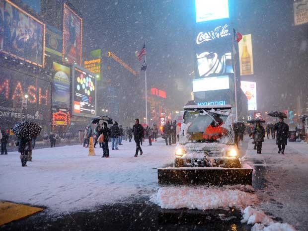Máquina limpa a neve em Times Square, em Nova York, na noite de sexta-feira (8). (Foto: Mehdi Taamallah / AFP Phoo)