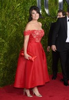 Com look vermelho sexy, Monica Lewinsky participa de premiação  