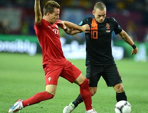 Sneijder e João Pereira, Portugal x Holanda (Foto: Agência AFP)