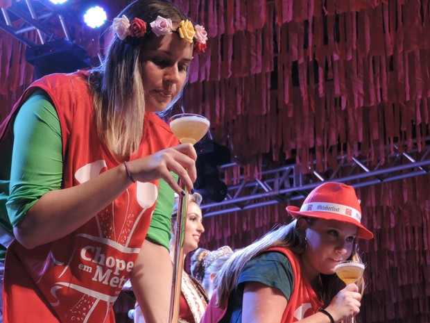 Competidoras encararam desafio de beber 600 mil de chope quente sem álcool (Foto: Fernanda Burigo/G1 SC)