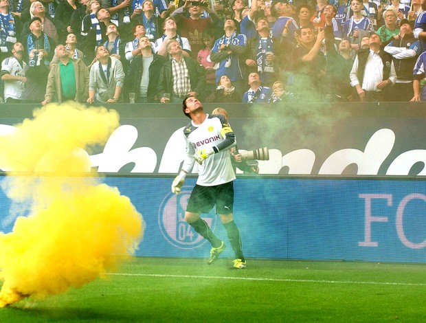 fumaça torcida Borussia Dortmund jogo Schalke (Foto: EFE)