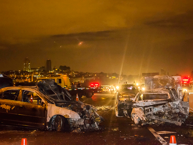 Veculos destrudos em acidente na Rodovia Ayrton Senna (Foto: CHELLO FOTGRAFO/FUTURA PRESS/ESTADO CONTEDO)