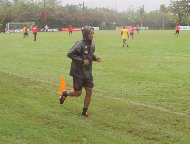 Ronaldinho corre em volta do campo (Foto: Richard Fausto / Globoesporte.com)