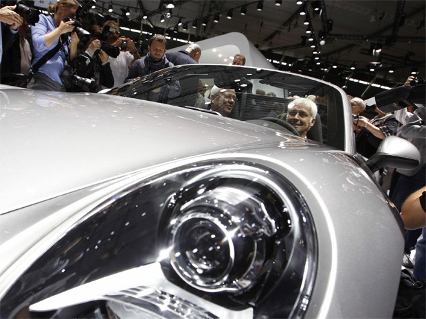 Mathias Muller, CEO da Porsche, e Martin Winterkorn, presidente e CEO da Porsche Holding, sentam em Porsche 911 nesta segunda-feira (25) (Foto: REUTERS/Michaela Rehle) Mathias Muller, CEO da Porsche, e Martin Winterkorn, presidente e CEO da Porsche Holding, sentam em Porsche 911 nesta segunda-feira (25) (Foto: REUTERS/Michaela Rehle)