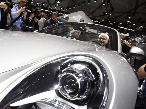 Mathias Muller, CEO da Porsche, e Martin Winterkorn, presidente e CEO da Porsche Holding, sentam em Porsche 911 nesta segunda-feira (25) (Foto: REUTERS/Michaela Rehle)