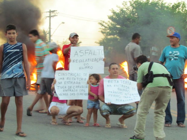 Moradores da Chácaras Oliveira protestam contra ordem de despejo (Foto: Ariana Cristina da Silva/Arquivo Pessoal)