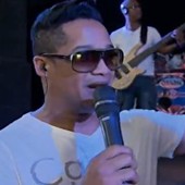 Mulher diz que cantor a agrediu após rejeição (Mulher diz que cantor a agrediu após rejeitá-lo (Mulher diz que cantor a agrediu após rejeitá-lo (Reprodução)))