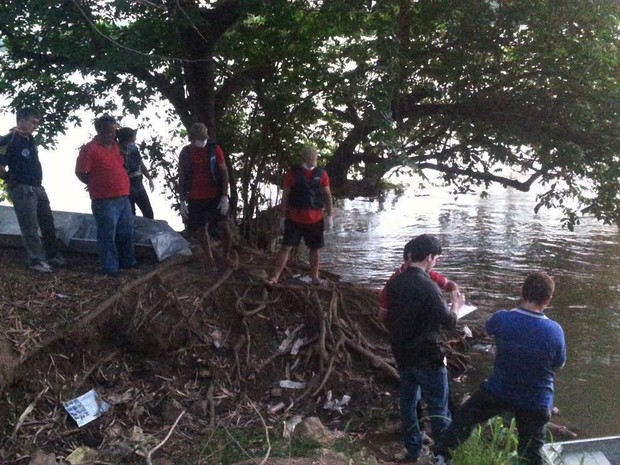 Bombeiros auxiliaram na retirada do corpo do Rio Parnaíba em Teresina (Foto: Patrícia Andrade/G1)