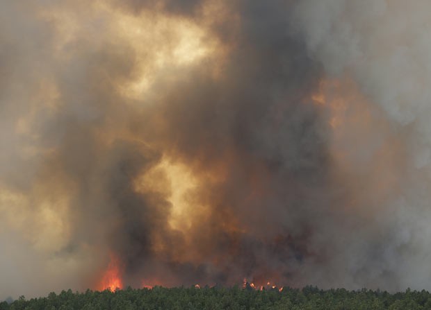 Incêndio florestal nesta quarta-feira (12) em Colorado Springs, nos EUA (Foto: Ed Andrieski/AP)