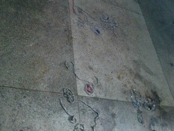 Objetos usados em cultos de umbanda foram destruídos e jogados no chão (Foto: Andréia Araújo/ Arquivo pessoal)
