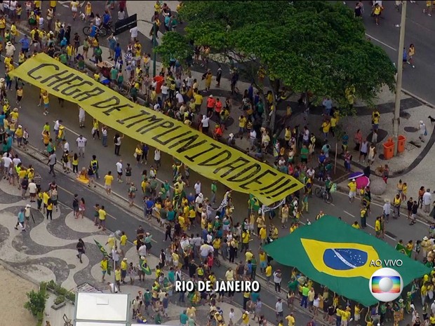 MANIFESTAÇÃO/RIO (12H41): Bandeirão com dizer "chega de impunidade" é carregado por diversas pessoas no ato em Copacabana. (Foto: Reprodução / TV Globo)