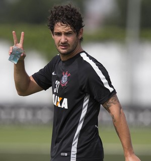 Em São Paulo, Alexandre Pato treina no CT ao lado de Rildo e Luciano