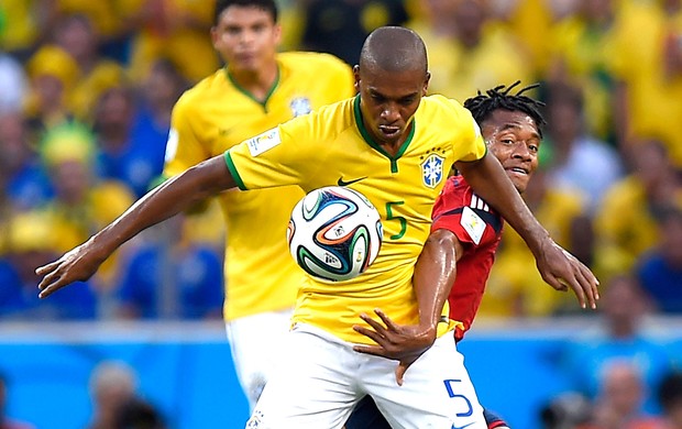 Fernandinho jogo Brasil x Colômbia (Foto: Jefferson Bernardes / VIPCOMM)