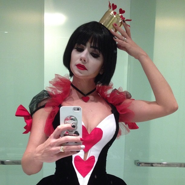 Paula Fernandes vestida de Dama de Copas (Foto: Instagram/ Reprodução) Paula Fernandes vestida de Dama de Copas (Foto: Instagram/ Reprodução)