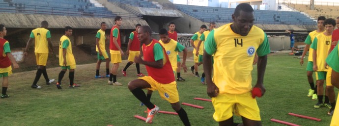 Odvan faz preparação física em treino do São José na tarde de segunda-feira(14) (Foto: Marcos Martins/GLOBOESPORTE.COM)