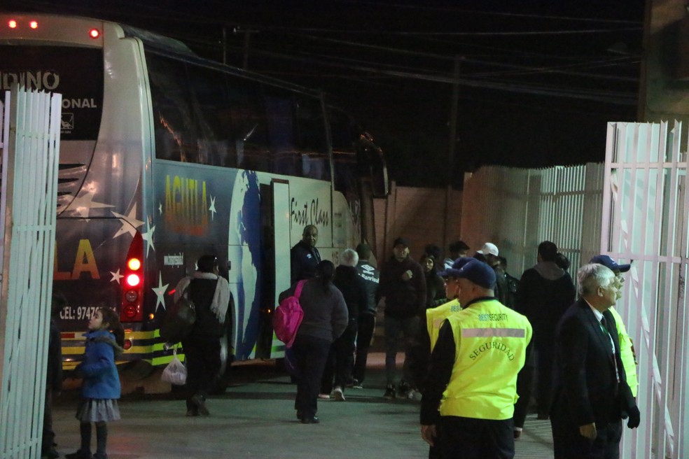 Ônibus do Grêmio na saída do estádio em Calama, no Chile (Foto: Eduardo Moura)