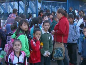 Crianças de escolas municipais ficam sem uniforme em Pirassununga (Foto: Eder Ribeiro/ EPTV)