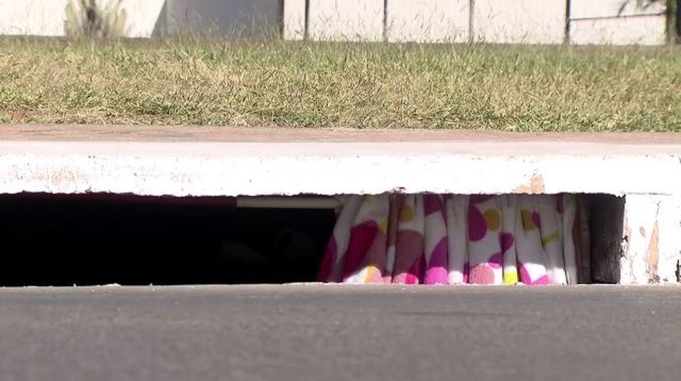 Cortina dentro de bueiro onde vive moradora de rua (Foto: TV Globo/Reprodução)