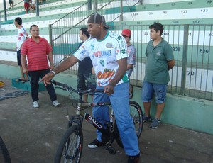 Viola anda de bike durante apresentação ao Tanabi (Foto: Marcos Lavezo)