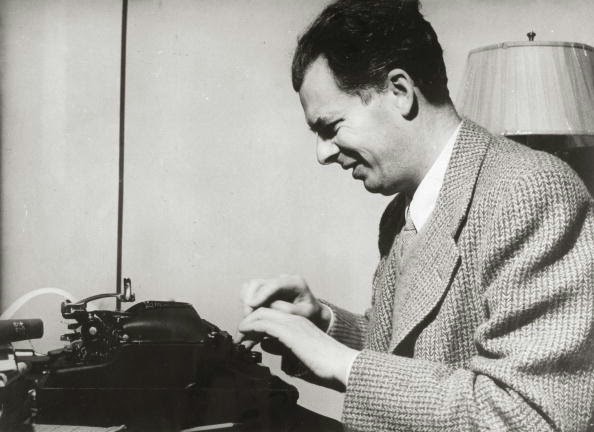Aldous Huxley, autor da clássica distopia "Admirável Mundo Novo", escrevendo em sua máquina Royal, em 1946 (Foto: Reprodução)