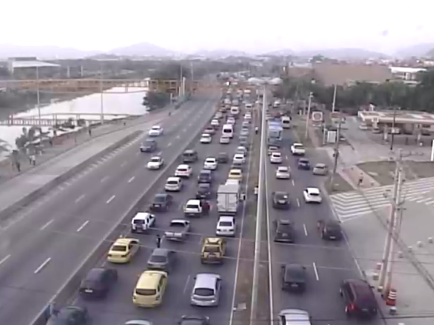 G1 - Grupo faz manifestação na Avenida Ayrton Senna, Zona Oeste do Rio