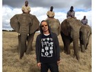 Di Ferrero posa com elefantes em viagem a África do Sul