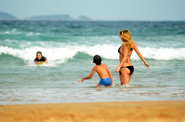 Carolina Dieckmann vai  praia em Bzios, RJ (Foto: MARCELO DUTRA/PHOTO RIO NEWS)